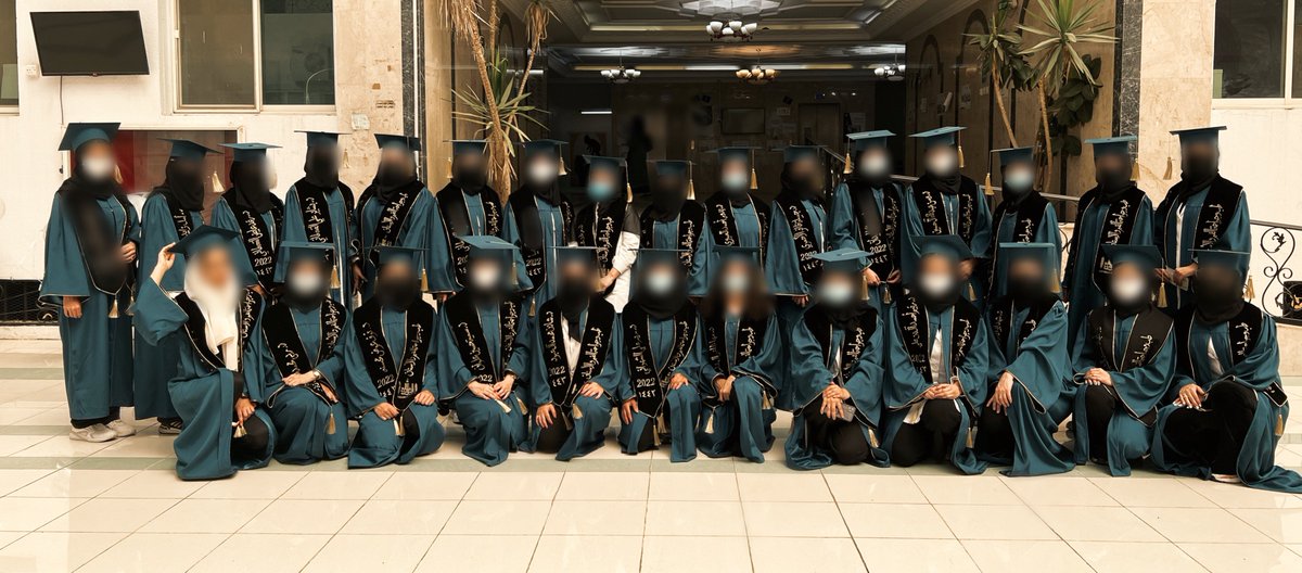 _wa989's tweet photo. #kkudent #batch15
إلى رفاق الخطوة الأولى والخطوة ما قبل الأخيرة،
إلى من كانوا خلال السنين العجاف سحابًا ممطرًا، 
 مُمتنة وفخورة كوني خريجة مع دفعة عظيمة مثلكم @Dentists_15 .. مبروك لنا 🤍🤍✨ https://t.co/ZetT0QQJEU