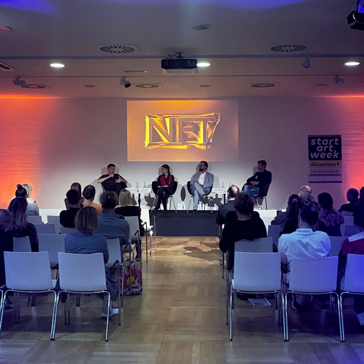 Jetzt im <a href="/NRW_FORUM/">NRW-Forum Düsseldorf</a>: <a href="/the_annagraf/">Anna</a>, #waltergehlen und <a href="/fkuhlmann/">Florian Kuhlmann</a> reden über #NFTs - im Zuge der #startartweek und moderiert von <a href="/philipp_frohn/">Philipp Frohn</a>