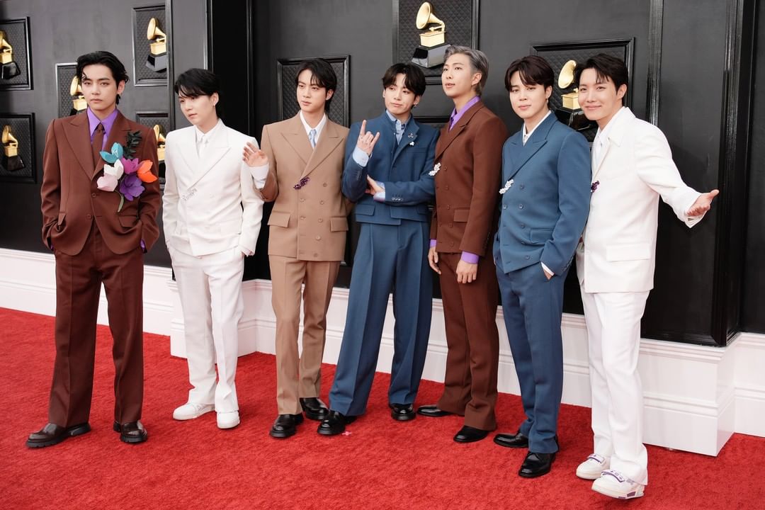 MTV's tweet photo. Love you, @bts_bighit. Love you, ARMY. Thrilled for what's to come next ���

ARMY FOREVER. https://t.co/JozuTyN0Hu