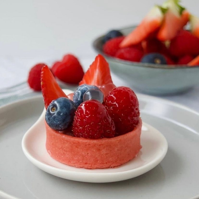 sodexo_live's tweet photo. To kick off the 2022 #RoyalAscot festivities, here's to the #PlatinumJubilee Afternoon Tea options for racegoers 👑🥂🍽️

🟠 Lemon Gibraltar pine needle pound cake
🟡 Raspberry and cocoa nib scones
🟠 British summer berry bavaroise 
🟡 Dark Chocolate Mousse Gold Leaf Teardrops https://t.co/FfWXV2krGZ