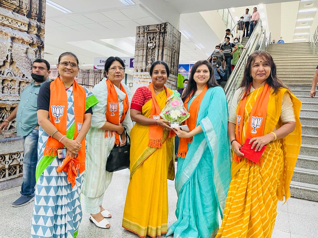 MahilamorchaGuj's tweet photo. भारतीय जनता पार्टी महिला मोर्चा के यशस्वी राष्ट्रीय अध्यक्ष श्री @VanathiBJP जी, राष्ट्रीय महासचिव श्री @deeptirawatbjp
 जी एवं गुजरात प्रदेश महिला मोर्चा के प्रभारी श्री पूनम शर्मा जी का अहमदाबाद एयरपोर्ट पर प्रदेश अध्यक्षा श्री @Deepikasardava जी और म.मो टीम ने स्वागत किया। https://t.co/iDzeakjoxV