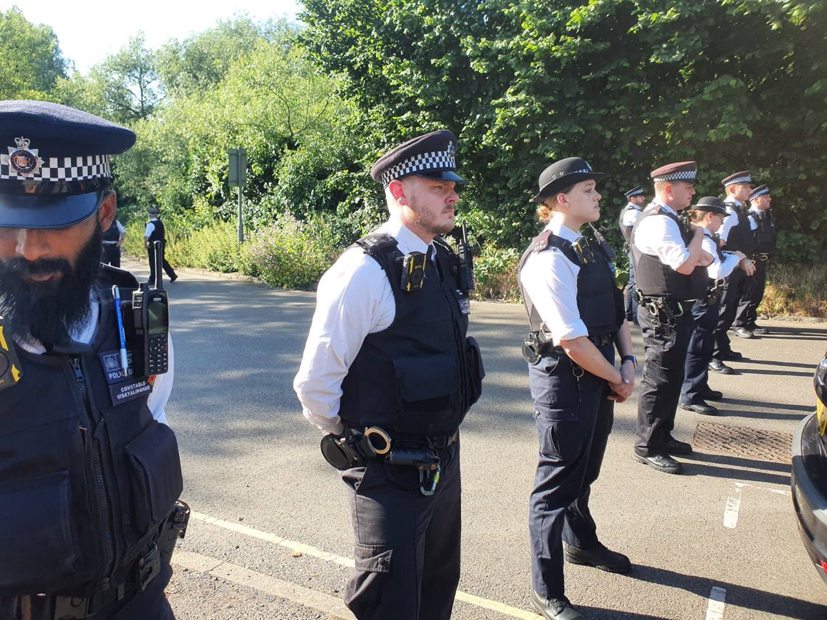 🚨🚨People who are heading down please go to the back of Colnbrook IRC. A lot of cops there and activists need support and solidarity to stop the coaches and #StopRwanda!!

High police presence and they are being aggressive. We need strength in numbers to resist borders &amp; police!