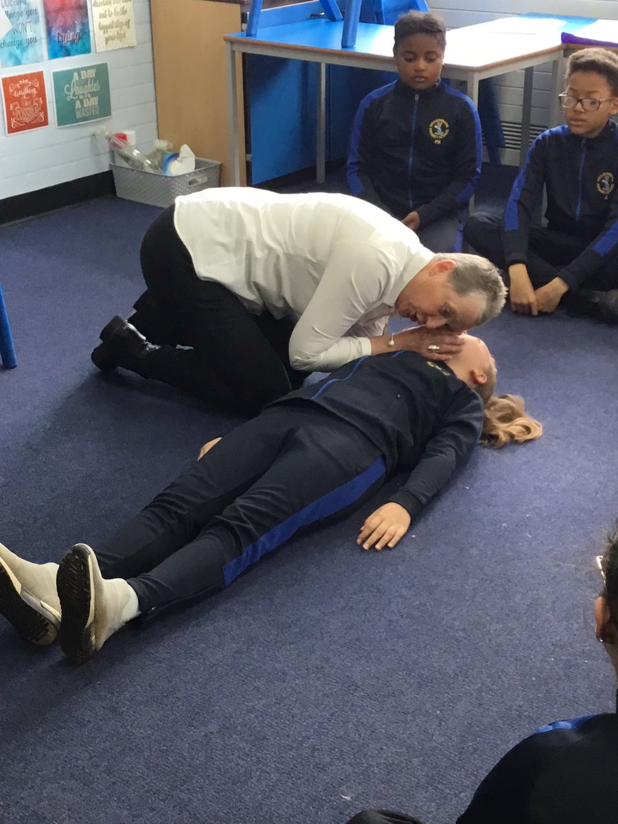 MPSYear6_2022's tweet image. Important first aid skills being taught this morning in @MPSYear6_2021 
#firstaid #lifesaving #year6 #KS2 @DeputyMitchell 
@MeadowbankPS @karenrobnay @HonestHeadteac1 @WiganCouncil