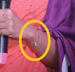 Mahesh_machos's tweet photo. 1) What others see
2) What #Shindu fans see

#Anchorshiva #BinduMadhavi 
@anchor_shiva @bindhumadhavii https://t.co/Phmp8qmJZh