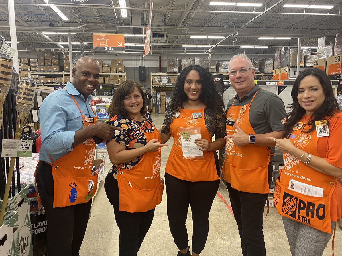 EdMary128's tweet image. Recognizing Alicia for driving measures at 🌴 Coconut Grove today! #1regionsfl