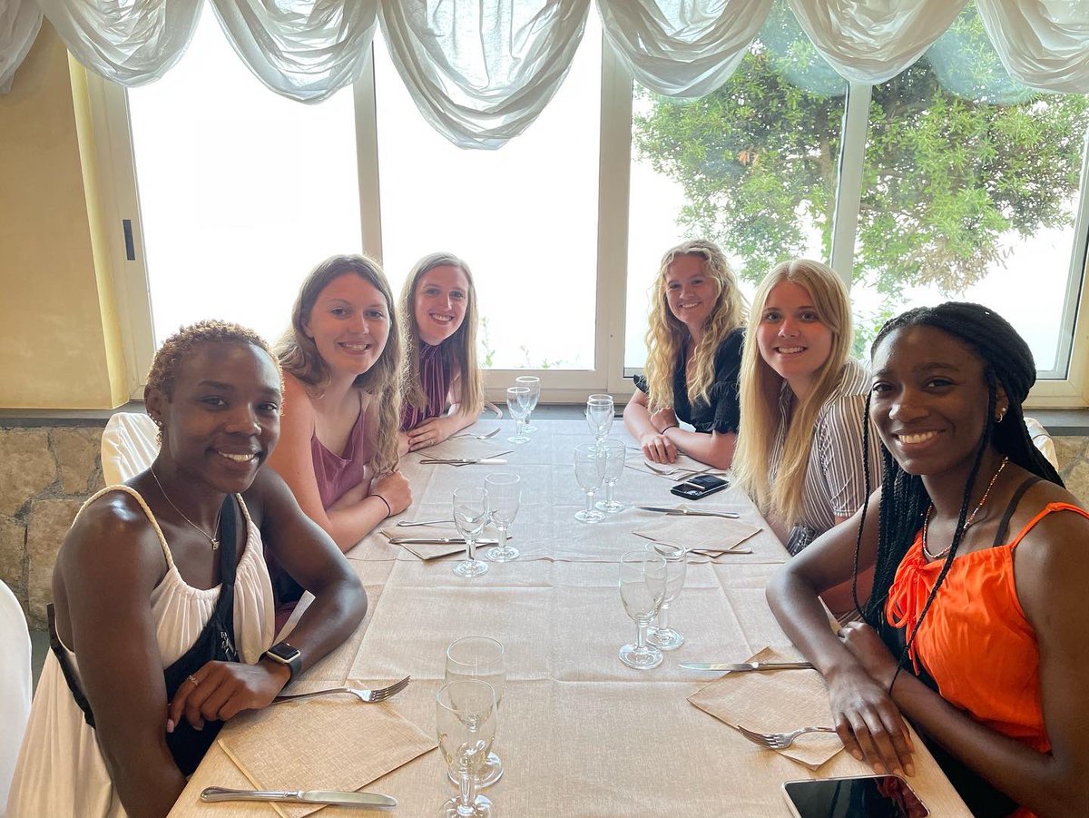 MillikinWBB's tweet photo. 🏀➡️🏝➡️🍝 #wemakethislookgood  #italy #gobigblue #classyonandoffthecourt https://t.co/1h5u64oLJl