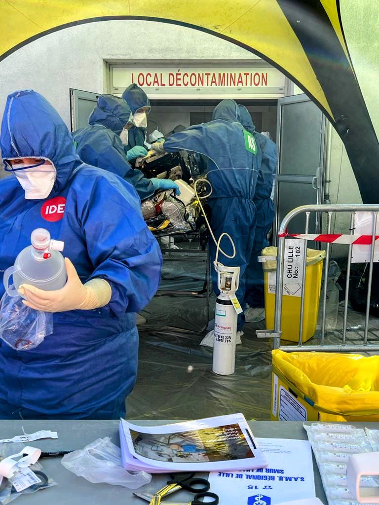 Exercice ambitieux « contaminé radiologique » au CHU de Lille. Test des parcours. Participation de tous les acteurs de l’urgence. Du SAMU au bloc opératoire en passant par le déchoc et l’imagerie. Sous le contrôle de la radioprotection. Merci à tous! <a href="/SamuNord/">SAMU du Nord</a> <a href="/CHU_Lille/">CHU de Lille</a>
