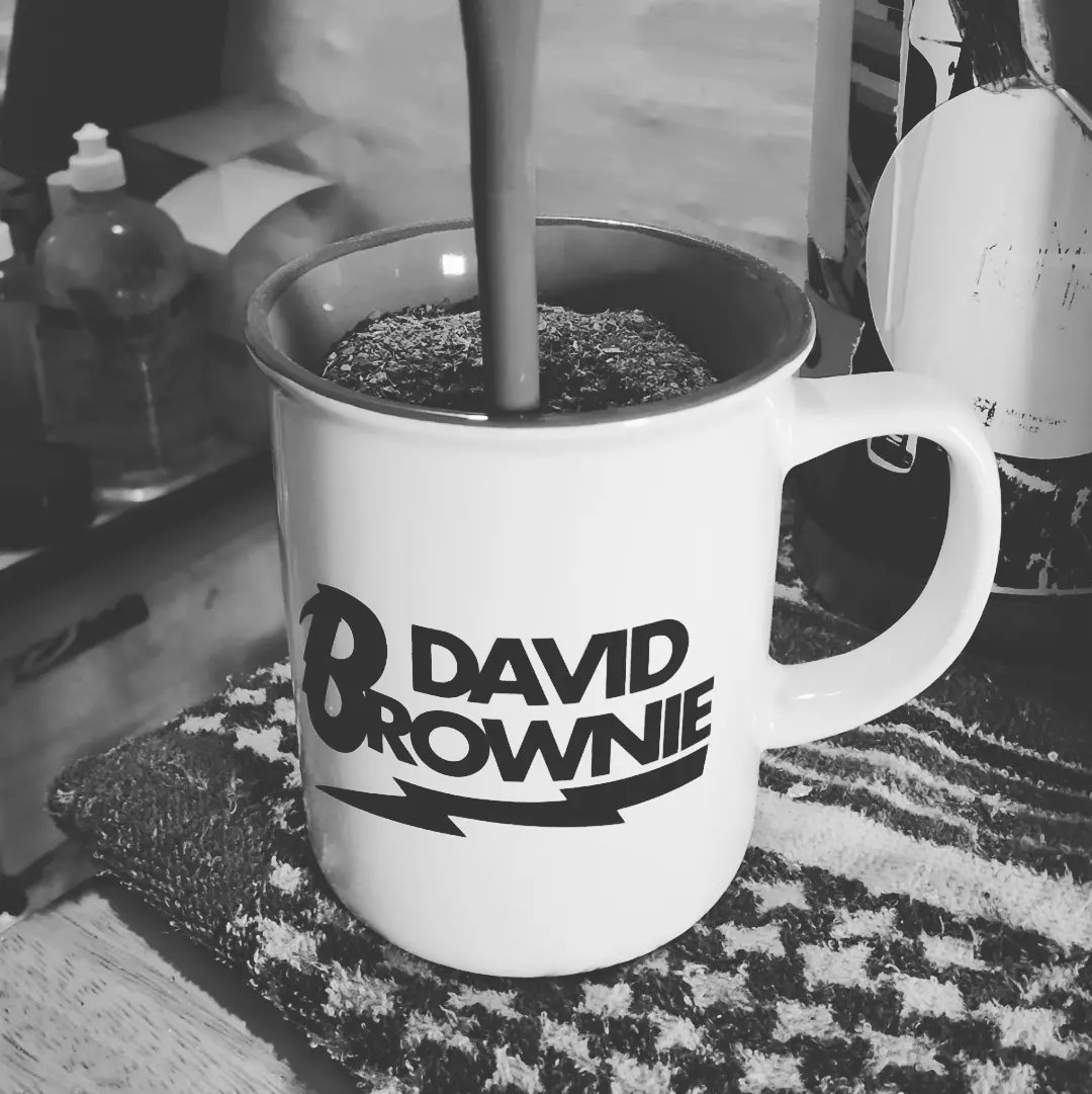 sohighanddry's tweet photo. A falta de mate buenísima es la taza de David Brownie ⚡ https://t.co/kskR3iFdO2