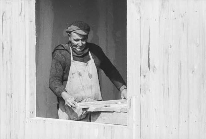 ChasGerretsen's tweet photo. Una población cercana a Chillán, agosto de 1974. 
Los artesanos
foto: © ChasGerretsen 1974 
#chile1974 #photojournalism #fotoperiodismo #artesanos #ChasGerretsen #poblacion #nederlandsfotomuseum #Chillán #Chile https://t.co/sTMAXVysLl