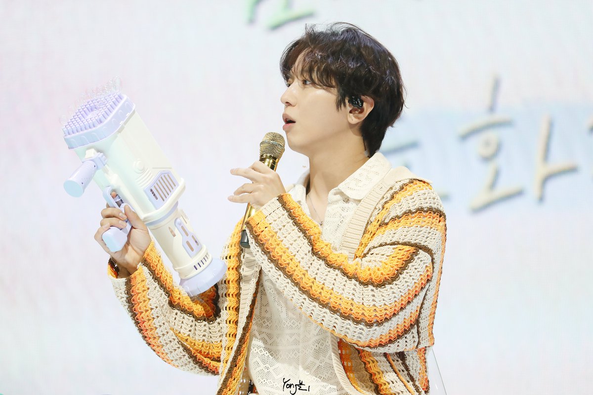 Vvely_yh's tweet photo. 220611 정용화 팬미팅 도화지 #3
@JYHeffect
 Shiny star🌟
#정용화 #도화지 https://t.co/r5XeySBhZk