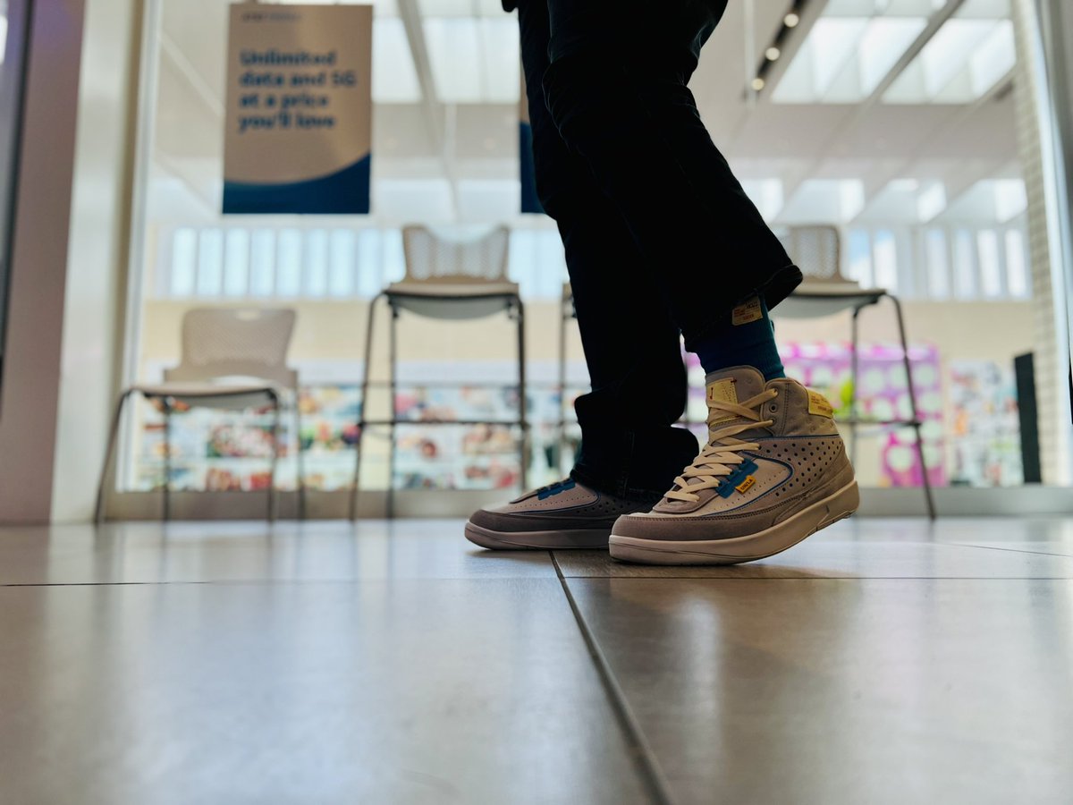 OnlyDiggs's tweet photo. @Ant_Montoya @coreycooperNC @hi_im_coachKari yo yo yo! Let’s keep it going! It’s #2sday isn’t it? #Union2s #KicksATTwork #SalesfloorKicks #LifeAtATT peep the socks 👀 https://t.co/z4fGqAWTx5