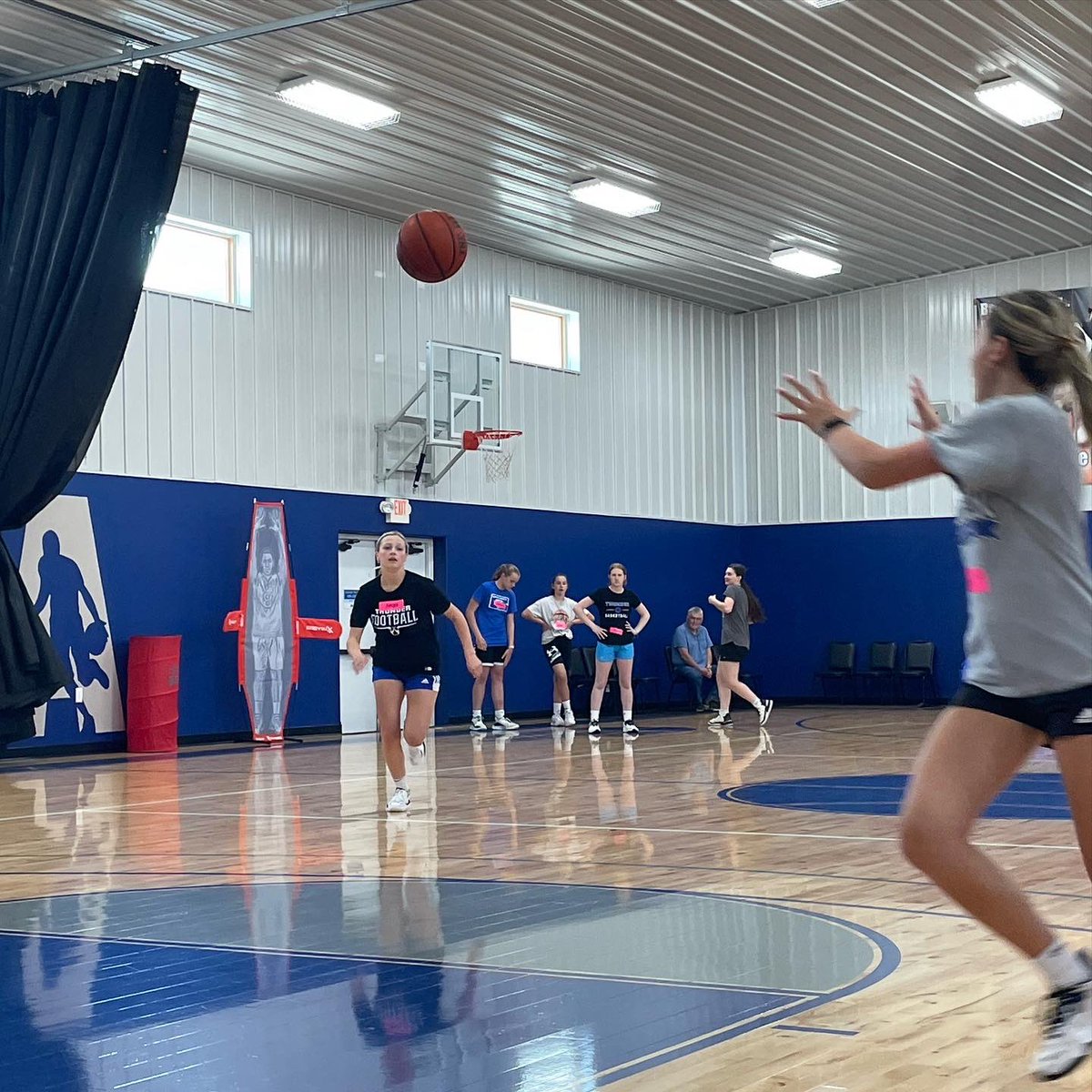 Shoot360Fargo's tweet photo. We had the pleasure of hosting Hatton-Northwood Thunder Girls Basketball team @FargoBasketball and @shoot360fargo this past Monday‼️ @SiebenLaurie and @SaraSchwanke1 taught the group a variety of drills and workouts to help them #GETGAMEREADY‼️ #shoot360fargo #splashmeter https://t.co/G7REnVmfnV