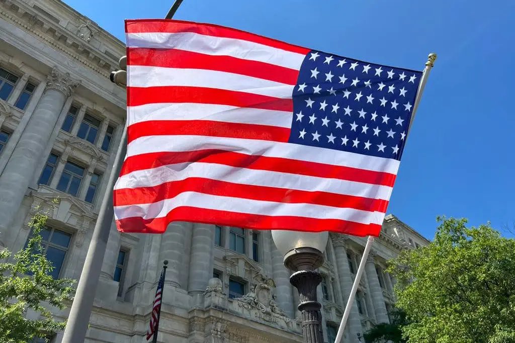 DCstatehood51's tweet photo. On this Flag Day, we are reminded of what our flag represents: freedom and justice. Our 51-star flags displayed along Pennsylvania Ave. today, remind us of the need to fulfill this promise and deliver full democracy to 700,000 tax-paying American citizens. #DCStatehood #FlagDay https://t.co/zGHP1A0Vmg