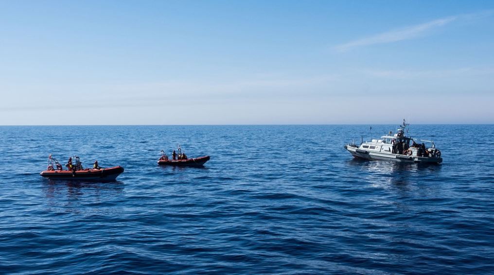 TapNewsAgency's tweet photo. #Tunisia: the Navy, on Tuesday, rescued 42 irregular migrants off #Zarzis and #Kerkennah, while trying to reach the European coasts on board two makeshift boats which were about to sink, MoD said in a statement. https://t.co/iB3I5yb1iw https://t.co/y24BQZlHrM