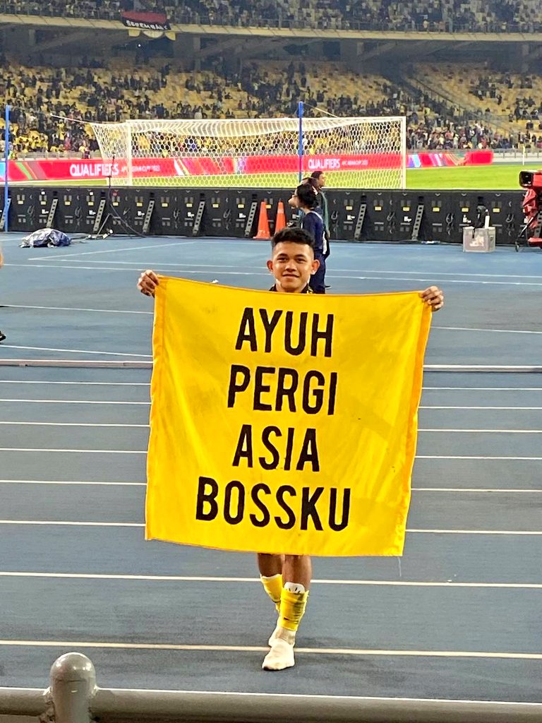 IyzatHamdan's tweet photo. Hahaha. Angkat plak banner nih. Hati2 je lah dik bila balik nanti. Hati2. 🤣🤭 https://t.co/Cgb00OgTyS