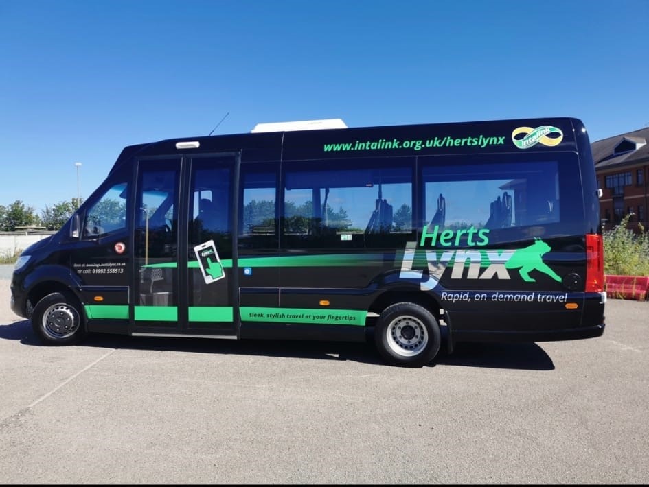 NorthHertsDC's tweet photo. This #CleanAirDay why not try HertsLynx – a convenient and affordable minibus service in #NorthHerts to help reduce the number of cars on the road? 🚌

Start your HertsLynx journey here: https://t.co/Z1RLrNYBLh 

#IdlingAction #HCCSP @cleanairdayuk https://t.co/ld7DYStE3l