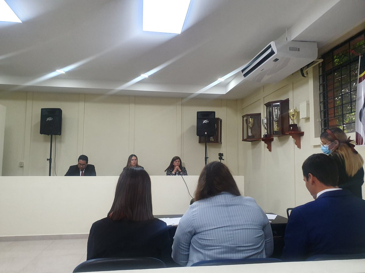 LauraaMoran11's tweet photo. Me emociona ver a estudiantes de Derecho, comprometidos y con herramientas para el litigio y oralidad en juicios donde se busca defender el derecho a una vida libre de violencia para las mujeres. https://t.co/Iwe6VqykLL
