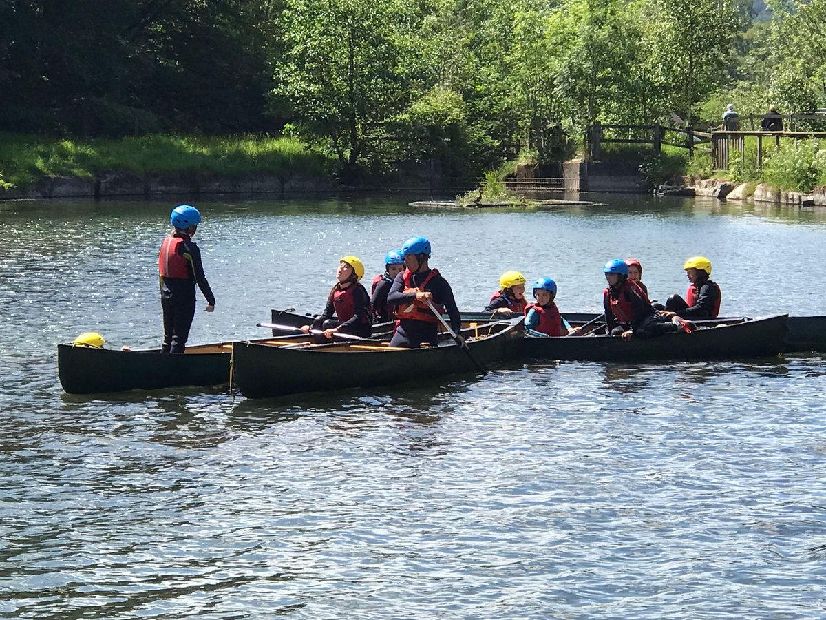 GarthOlwg_Canol's tweet photo. Diwrnod ffantastig i flwyddyn 6 heddiw! A fantastic day today for year 6. #paddleboarding #adventurewalk #canoeing https://t.co/009wwJ7HIx