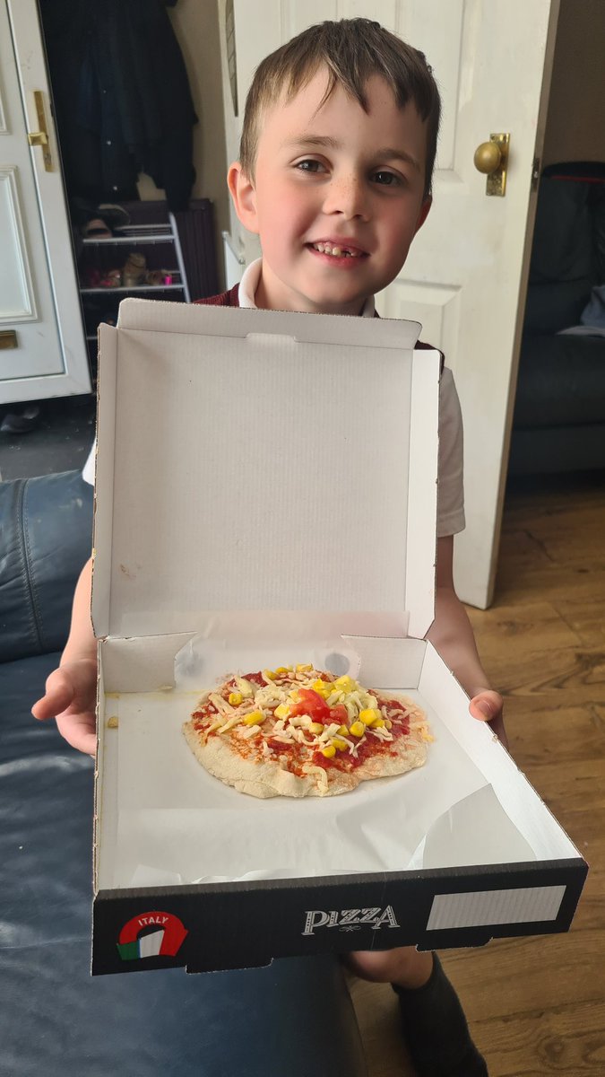 xDaniellex2014's tweet photo. @MabLanePri @MrsEvansMLP enjoying the pizza he made in cookery yummy 😋 https://t.co/l7F83qFmfL
