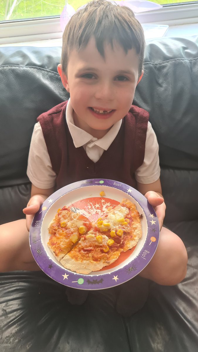 xDaniellex2014's tweet photo. @MabLanePri @MrsEvansMLP enjoying the pizza he made in cookery yummy 😋 https://t.co/l7F83qFmfL
