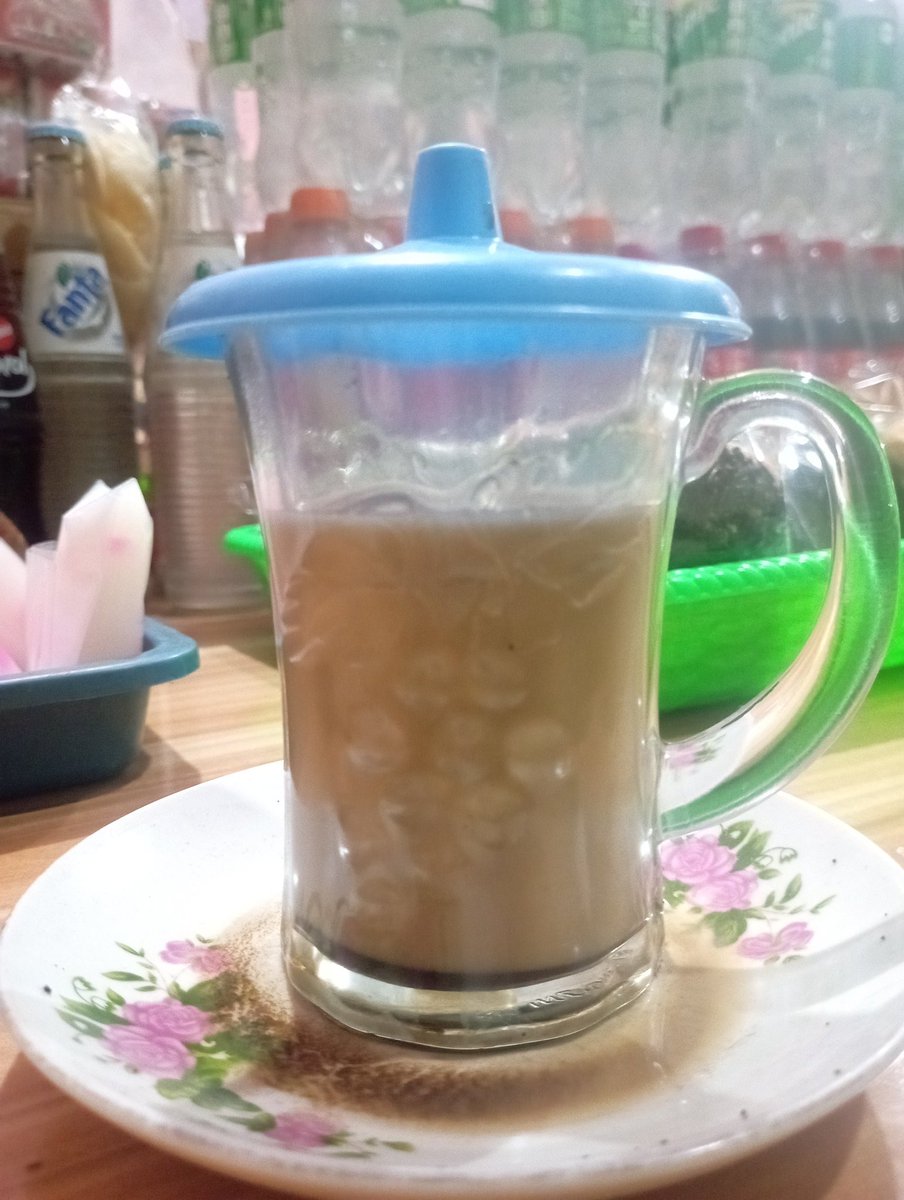 santun_sofyan's tweet photo. padahal aku mau pesen kopi susu .
lah kok dadi koyok ngene . ngarak no tambah ngantuk https://t.co/dNatOuOetF