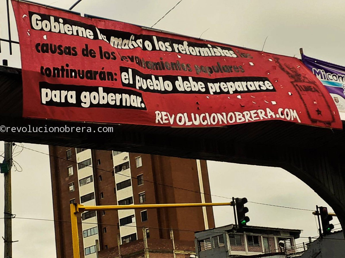 mlm_red's tweet image. Los distribuidores y amigos del  portal Revolución Obrera se unen a su Campaña Política Antielectoral y hoy, 14 de junio, la Calle Quinta en Cali amaneció señalando verdades: más allá de quién gane las próximas elecciones, la lucha popular continuará.

#EstallidoSocialEs