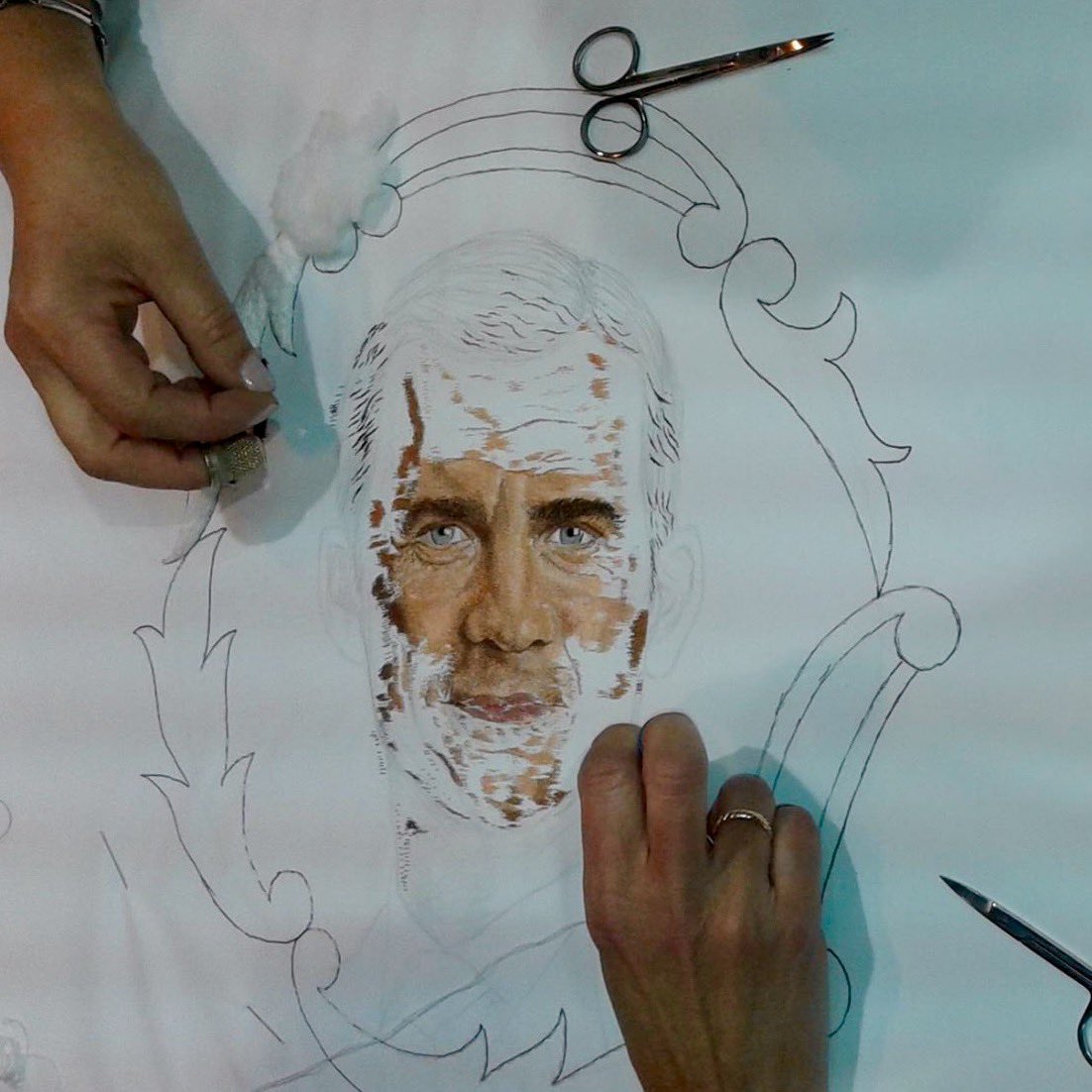 muBBla's tweet photo. Las #CreadorasMW de nuestras obras son las virtuosas manos de nuestras bordados. A través de ellas Tradición, Arte e Historia, se unen para dar forma a la seda y crear bordados únicos e irrepetibles #MuseumWeek2022 https://t.co/77ogj8dQW7