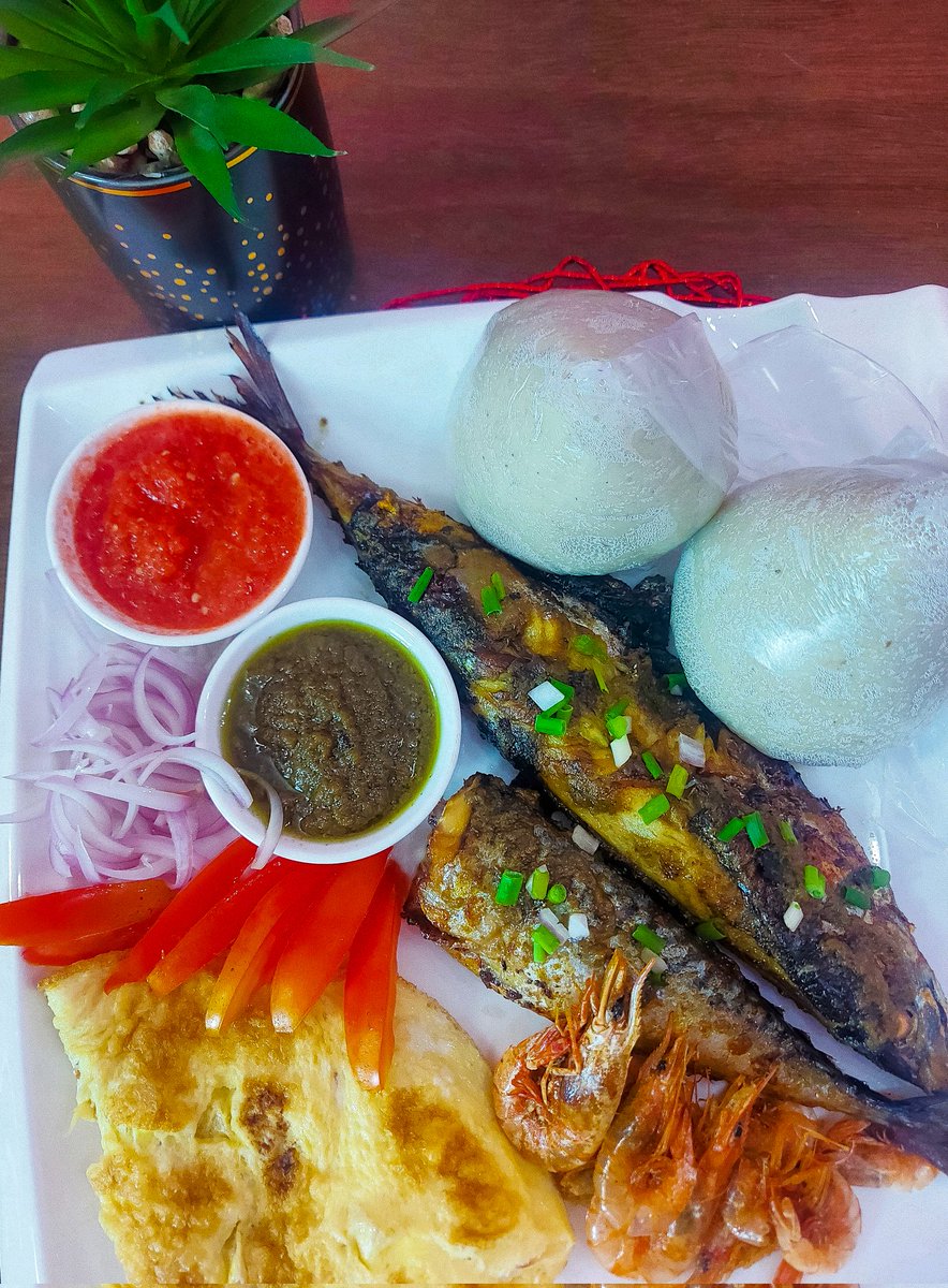 avocadoChicgh's tweet photo. Bukom Oven grilled Salmon infuse with Rosemary and thyme☘️ Sunflower Oil fried Shrimps 🍤 and Eggs With Green and Red Pepper 🌶 Slice Onions and Tomatoes Paired with Hot BANKU 
#kofiwayo @shattawalegh https://t.co/lWjw9SswWB