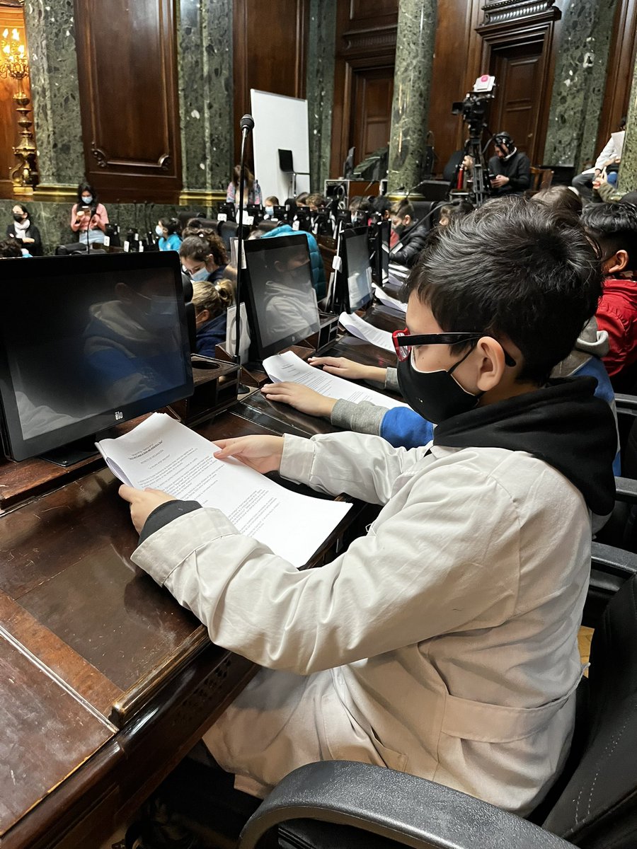 Hoy tuvimos la quinta sesión en <a href="/LegisCABA/">Legislatura CABA</a> . Asistieron los colegios “IONÁ”, la Escuela N° 2 “Juan Larrea”, y la Escuela N°18 "Tierra del Fuego e Islas del Atlántico Sur". 
Agradecemos a la diputada <a href="/MGEstevarena/">Marilú González Estevarena</a> por presidir la sesión y a las escuelas por participar.