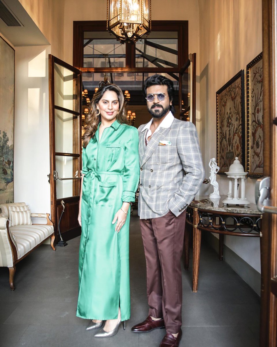 Charansrinu9121's tweet photo. WoW What A Beautiful Lovely Pic 👌❤️
Once Again Happy 10th Wedding Anniversary @AlwaysRamCharan Annayya @upasanakonidela Vadina 💐🤍💚
#RamCharan #Upasana #RC15
#UR10
#RamCharanUpasanaWeddingAnniversary https://t.co/lA4U495D5c