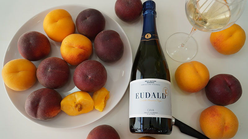 Una combinació pràcticament irressistible 😋 

Un copa d'Eudald amb préssecs d'Ordal 🍑 Un maridatge d'estiu i amb ADN d'Ordal 🥂 És un cava sec, fresc i cremós, que també combina amb verdures, bolets, marisc o peix 

enoturista.cat/vins/99/eudald…

<a href="/EudaldMassana/">Celler Eudald Massana</a> 
<a href="/EsteveRafols/">Família EsteveRàfols</a>