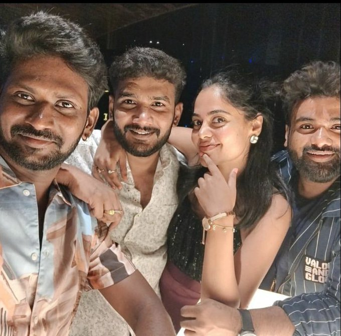 roking712's tweet photo. partyyyy🥳🥳
#biggbossnonstop #HBDBinduMadhavi https://t.co/IZzJSwxVv9