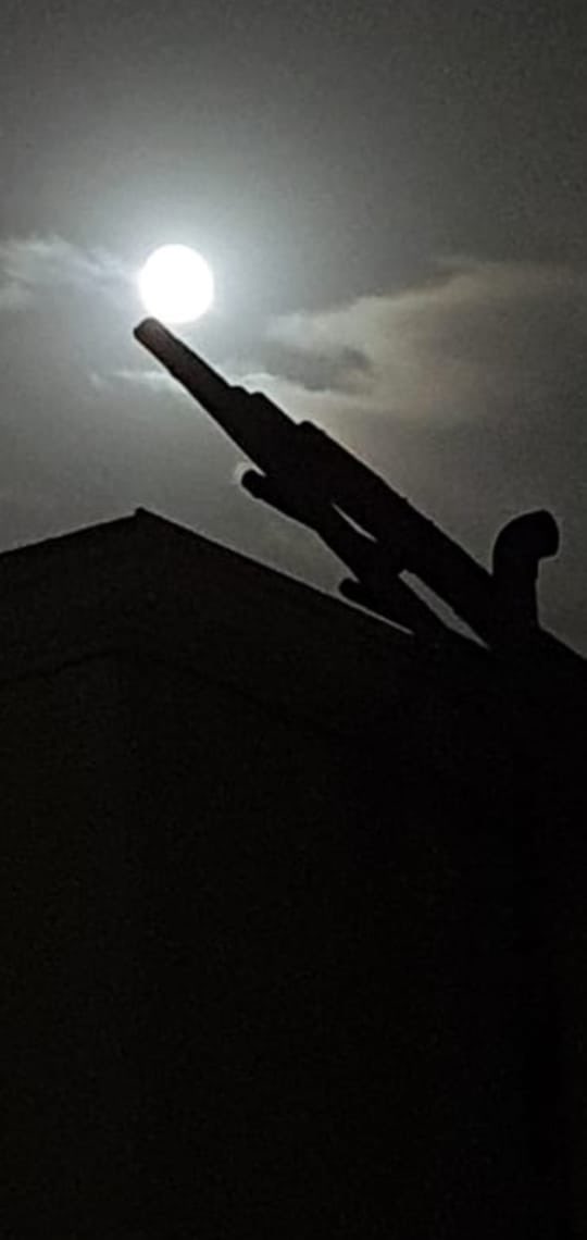 KiriAtri's tweet photo. Ladder to the moon #MoonHour #moonlightball https://t.co/mGUdQoI6kv
