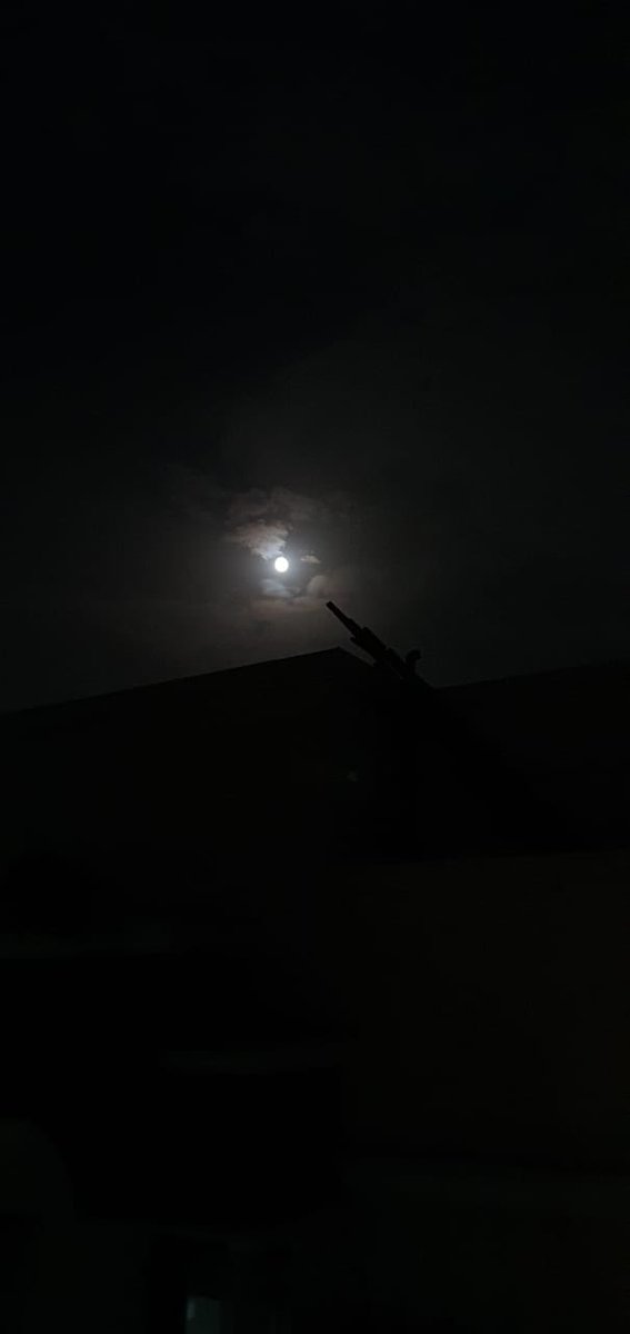 KiriAtri's tweet photo. Ladder to the moon #MoonHour #moonlightball https://t.co/mGUdQoI6kv