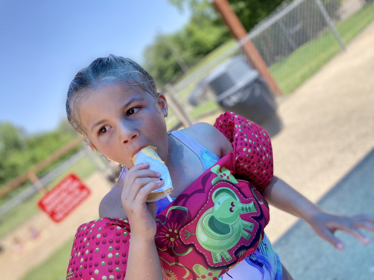dwntwndwn's tweet photo. apparently we let kids eat ice cream from toilet paper tubes now #Granddiva https://t.co/5LDfjVKuy5