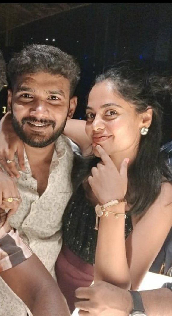 ravicharan1928's tweet photo. Moment of the day ❤️🥰❣️❣️

@thebindumadhavi @anchor_shiva 

#shindu

#biggbossnonstop #biggboss #BinduMadhavi #AnchorShiva #Bindu #Shiva https://t.co/Dqee0S8LnP