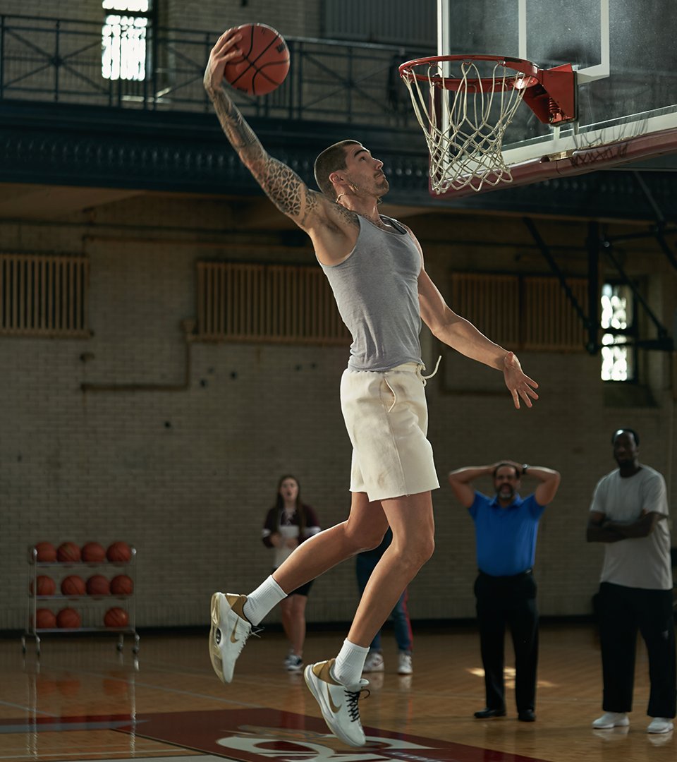 netflix's tweet photo. When filming Hustle, @juanchiviris41 requested to wear Kobe Bryant’s sneakers in tribute.

"That's a huge part of the movie – to remember him. And it was great to do something like that for him. He was really important to us." https://t.co/fz11N7IPGF