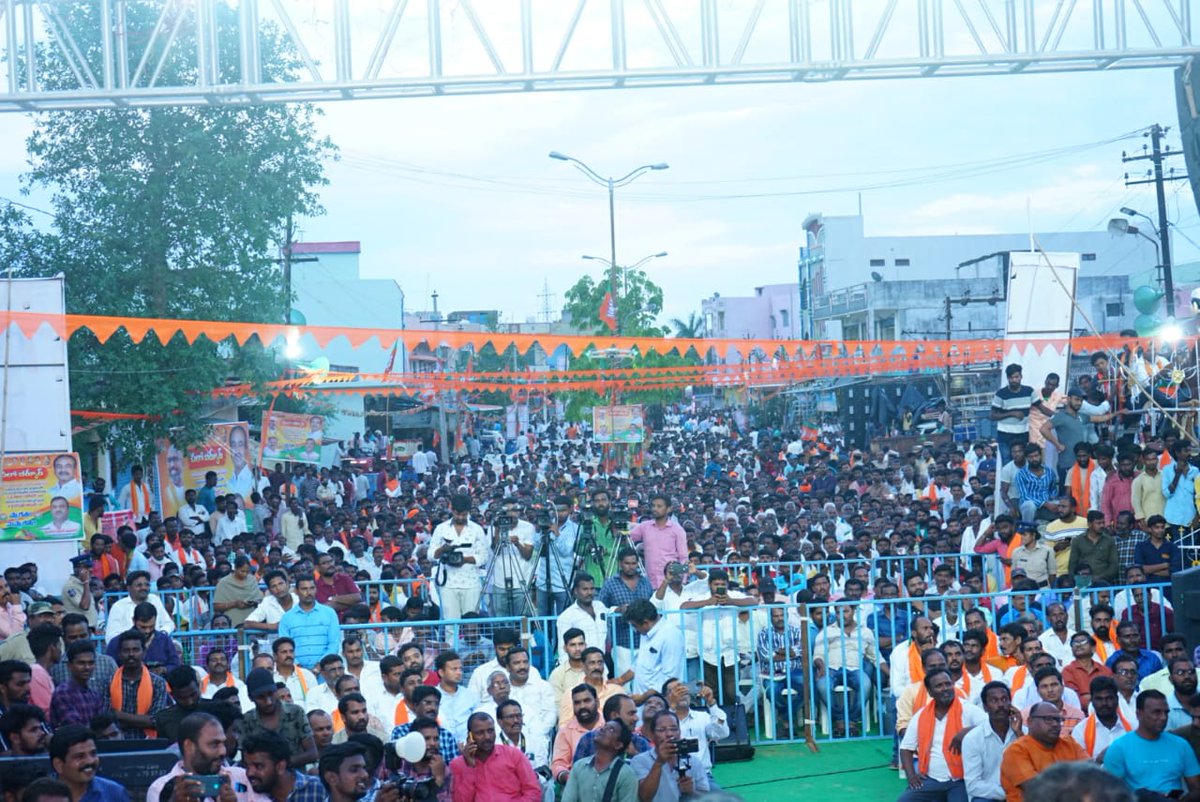 Eatala_Rajender's tweet photo. Few Glimpses from Banswada Public Meeting.

 #8YearsOfModiGovt #8YearsOfSeva #BJP4IND #BJP4Telangana #BJP https://t.co/Bf1AenvW4g