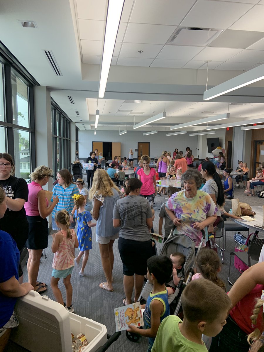HendersonSchool's tweet photo. Another great time at Summer Reading giving away free books and lunch ๐๐ #HCSReads https://t.co/Nl1VVetPjd