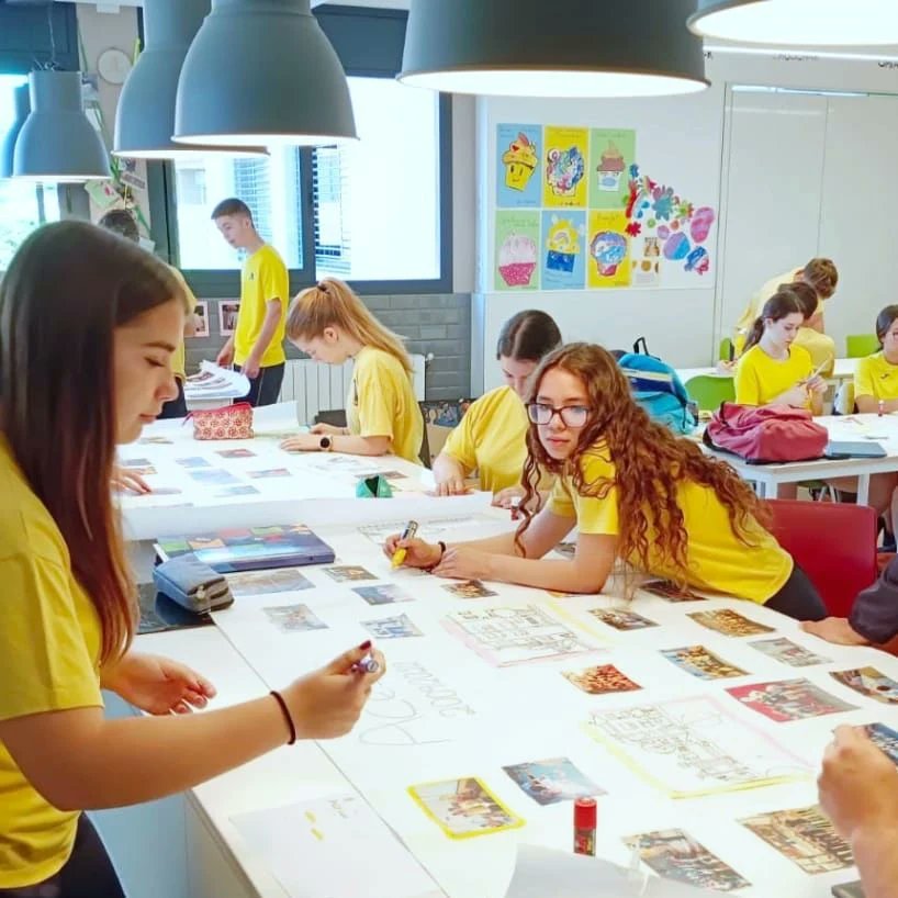 EscolaACESCO's tweet photo. Els nostres alumnes de 4t d'ESO estan acabant una etapa important de la seva vida, plena d'aprenentatges. Per recordar el seu pas per l'escola, han recopilat les seves vivències a través de fotografies, idees i emocions, creant una obra de la memòria sociocultural. https://t.co/RxgCgs7921