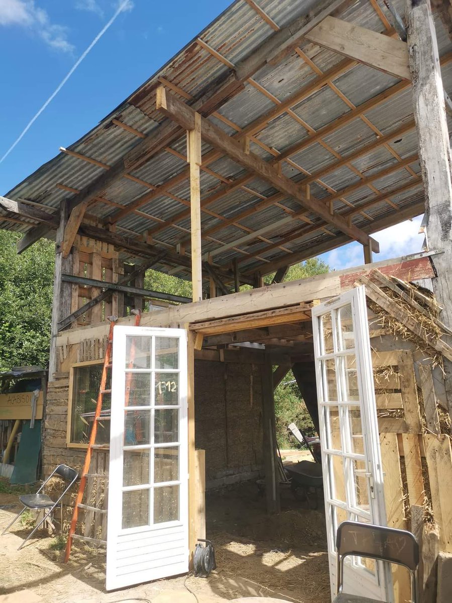 StopCarnet's tweet photo. Ce week-end avait lieu un chantier collectif festif près du Carnet ! 🎉🏡🛠

👉 Objectifs :
🛠 Avancer sur l'auto-construction en matériaux de récupération de la Maison du Carnet, 
🗣 réfléchir et discuter ensemble des luttes locales
🖤 passer du bon temps en auto-gestion ! https://t.co/ey9MtcUW6X