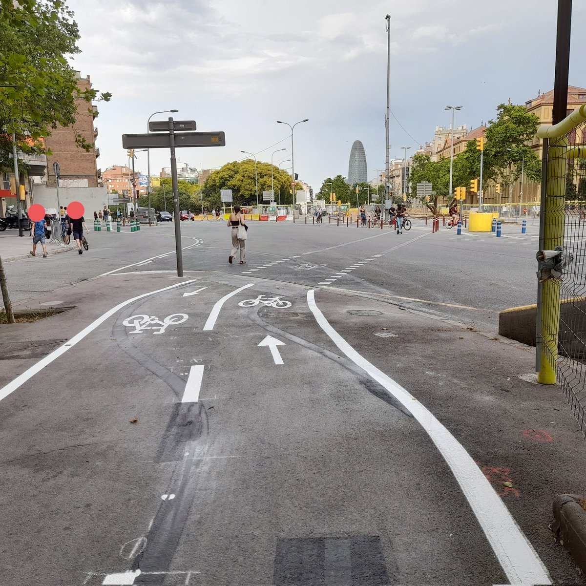 esberginia's tweet photo. #biciBcn el mateix #carrilBici #Diagonal, vista arribant al carrer #Sardenya. Atenció als que hi passen a peu buscant camins de vaca o del desig, com és natural, entre el caos de les obres i el paisatge canviant #desireLine #Barcelona https://t.co/5En2Ond6qv
