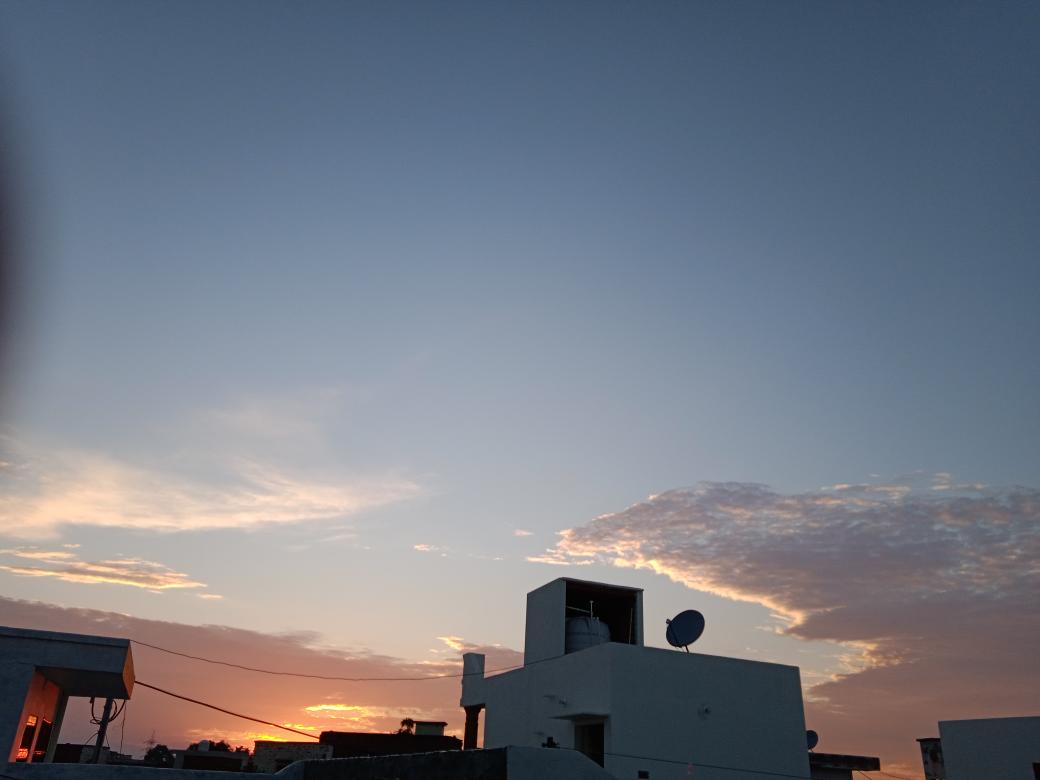 SoniyaDalal3's tweet photo. आसमान में रंगों की छटा देखने को 💞☁️💫💫
#Cloudcolour
#Naturephotography https://t.co/3OzNBiDFZo