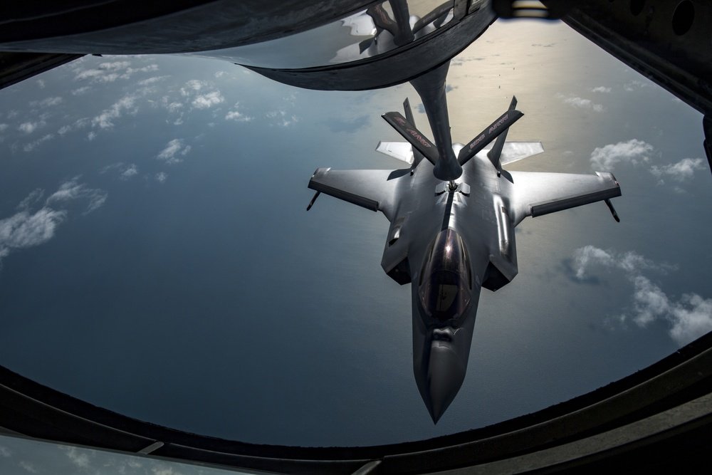 scan_sky's tweet photo. ⚠️ ⚠️ RAF Lakenheath 🇬🇧 🇺🇸 F-35 ⚡ Delivery Due Tomorrow ⚠️⚠️
Should Be 3 x F-35As ⚡ - 20-5572/5573/5574
ALTRV 2206151644 - 2206152010 (5600N 03000W - 5600N 02500W - 5600N 02000W - PIKIL SOVED MIMKU) Below 👇
📸:Staff Sgt. Daniel Snider https://t.co/G6L5YMI2Tc