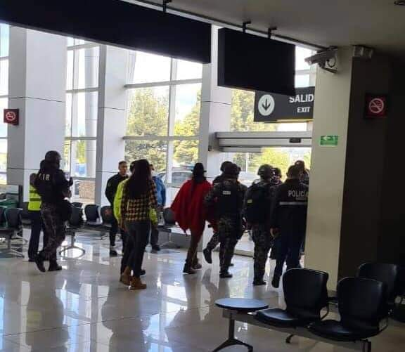 inredh1's tweet photo. DETENCION DE #LeonidasIza: Fue trasladado a Latacunga, llegó al aeropuerto pero aún no lo llevan a Flagrancia. Recibimos información de que lo retornarán á Quito porque allá no hay garantías para realizar la audiencia. A estas alturas ya todo es ilegal #ParoNacionalEcuador https://t.co/9aaHtvoQBv