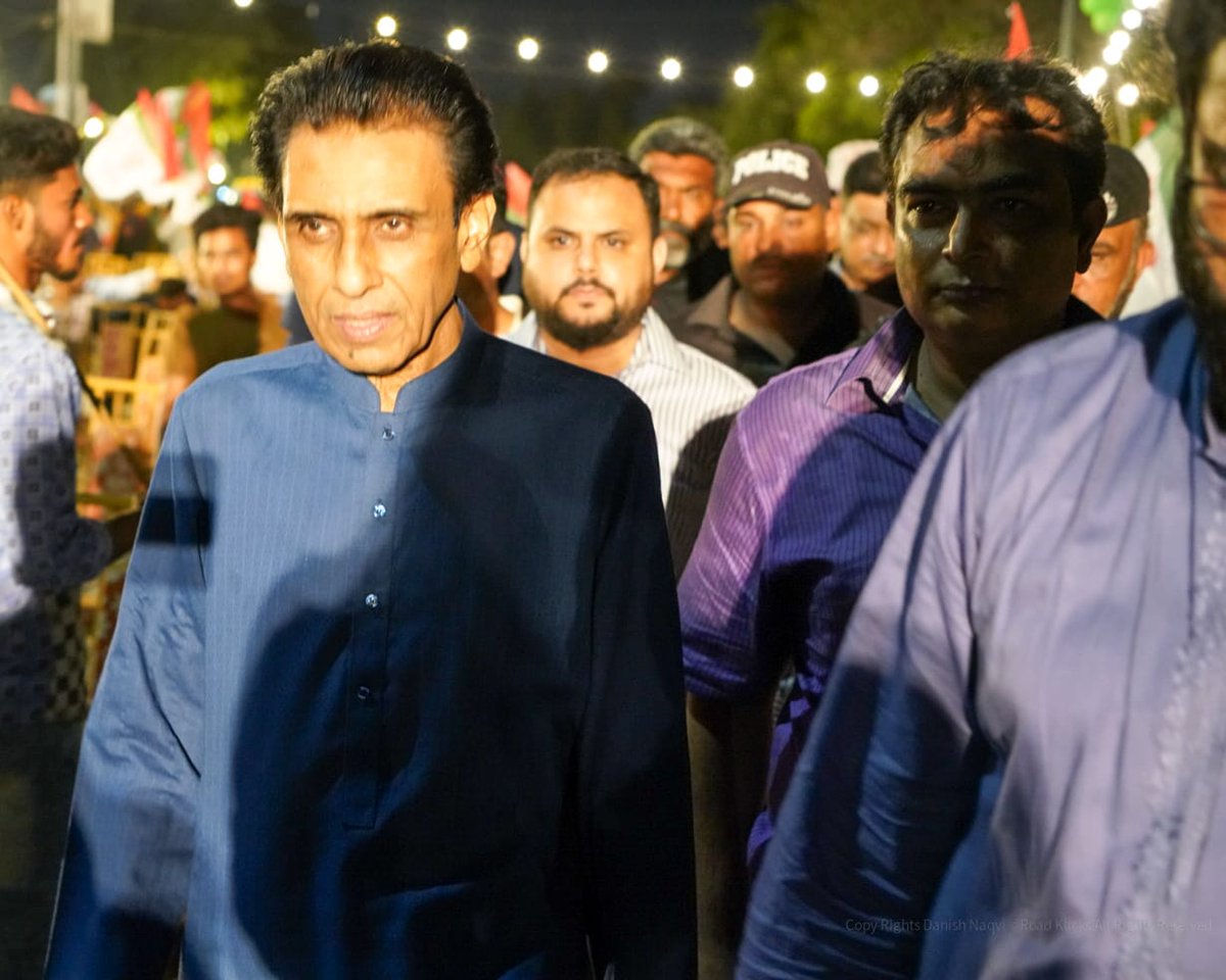 sarahshadab160's tweet photo. کنوینئر ایم کیو ایم پاکستان ڈاکٹر خالد مقبول صدیقی بھائ پنڈال میں موجود 
@HARizviMQMPak @amirkhanMQMPk @sabheenghoury @lucifer1970 
#NA240PatangKa https://t.co/IWPCpYZpiI