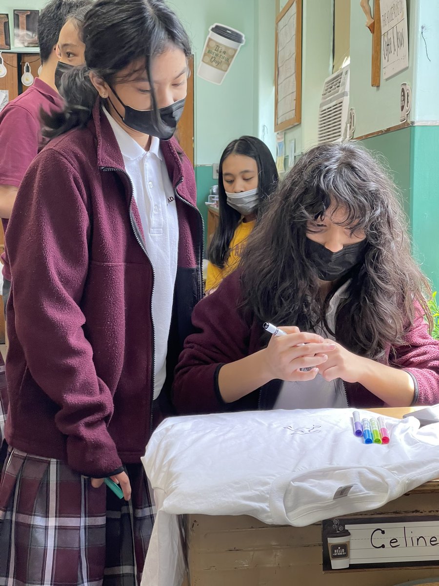 SacaMrs's tweet photo. #saca #makingmemories 7th gr uses fabric markers to sign shirts! https://t.co/WJ5p9eEJKq