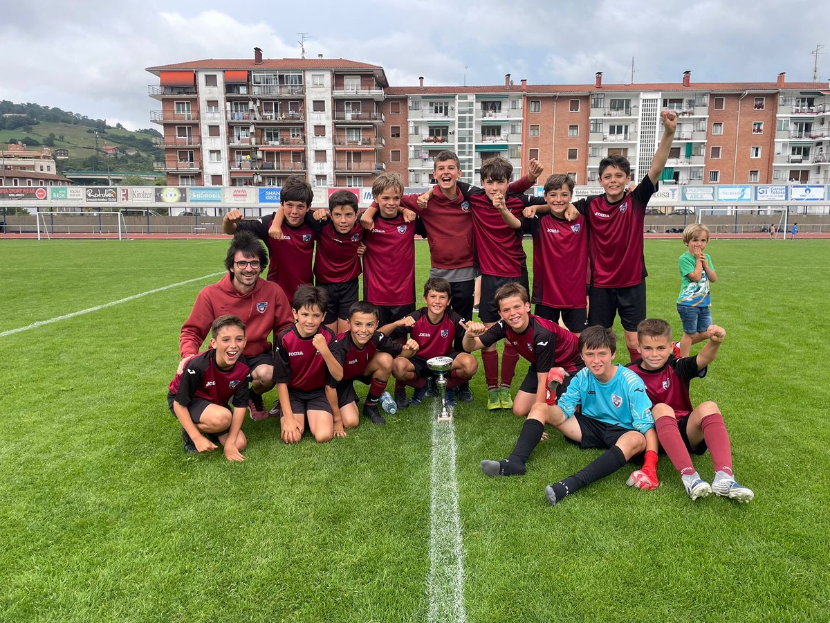 El alevín federado se proclamó campeón de la VII edición del Torneo Urtzi Gurrutxaga celebrado el sábado en Berazubi.El equipo logró imponerse en la tanda de penaltis de la final al @tolosa_cf 
Zorionak Mutilak!💪🏾🔴⚫️Agradecer al club por la invitación y por la organización.