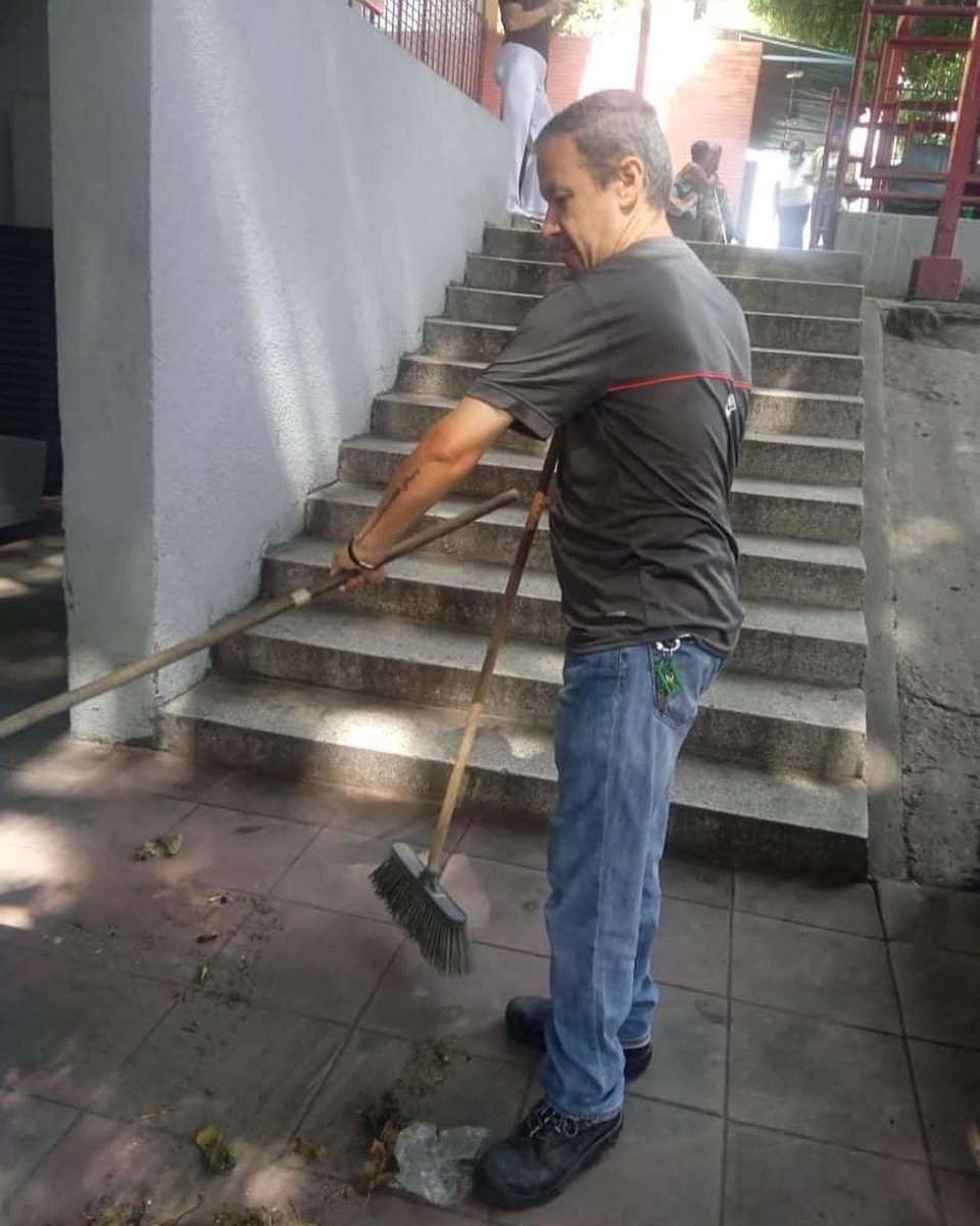 IVSSELCUARTEL's tweet photo. #Hoy | Nuestro valioso personal de Servicios Generales se encuentra activo realizando labores de limpieza y mantenimiento en nuestro centro. @NicolasMaduro @MagaGutierrezV @ivssoficial https://t.co/Kro9zPXNp2