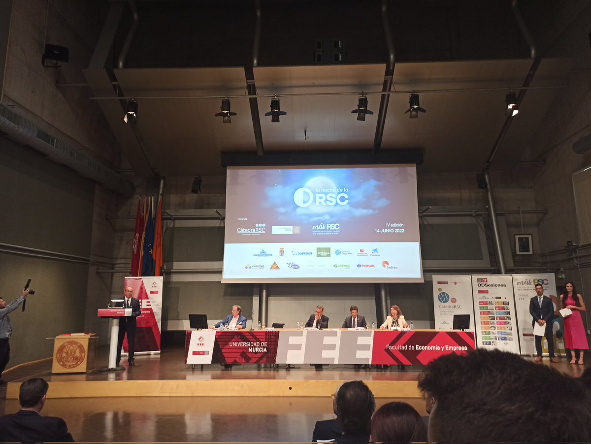 lucio_fl's tweet photo. Comienza la #NocheRSC que organiza la @MasterRSC_es con @longinosmarin 
#RSC #ASG #masterrsc https://t.co/q8TDAwZKWb